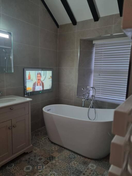 Luxurious With Hot Tub, District