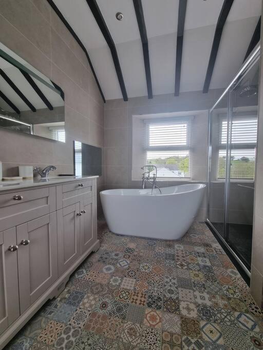 Luxurious With Hot Tub, District * Duddon