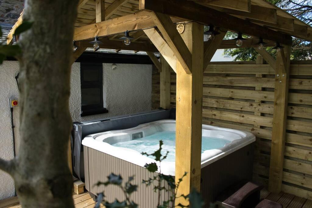 Luxurious With Hot Tub, District Duddon