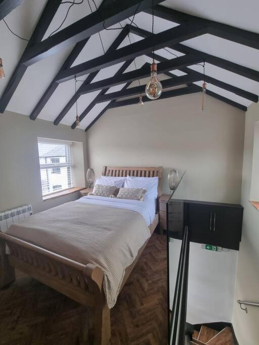 Luxurious With Hot Tub, District Holiday home *