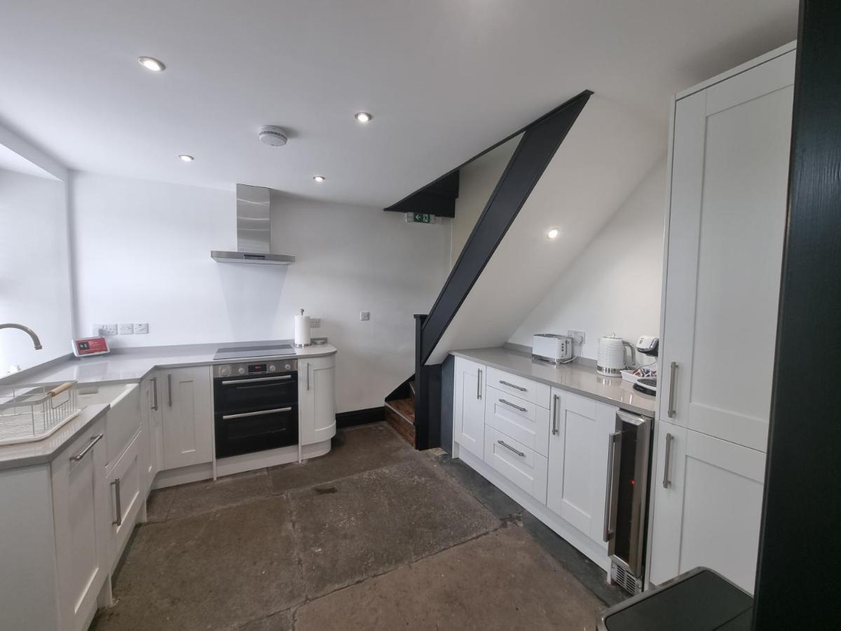 Luxurious With Hot Tub, District Holiday home *