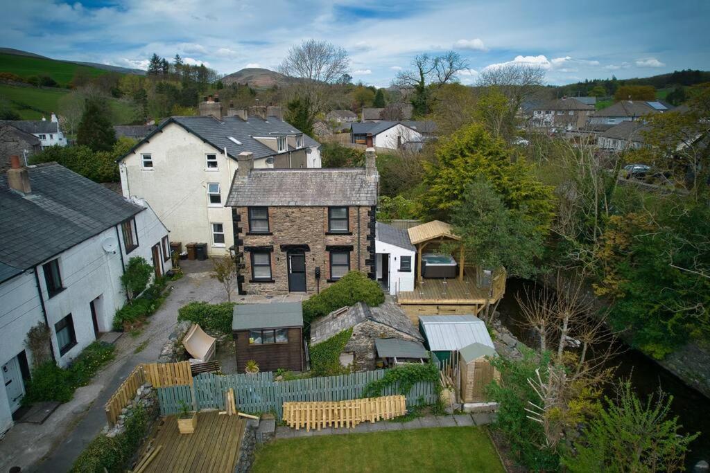 Luxurious With Hot Tub, District Holiday home Duddon
