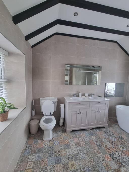 Luxurious With Hot Tub, District Duddon