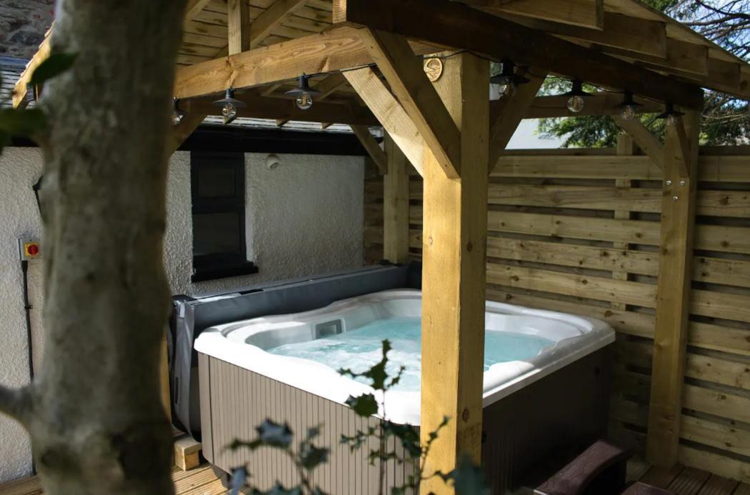 Luxurious With Hot Tub, District Holiday home Duddon
