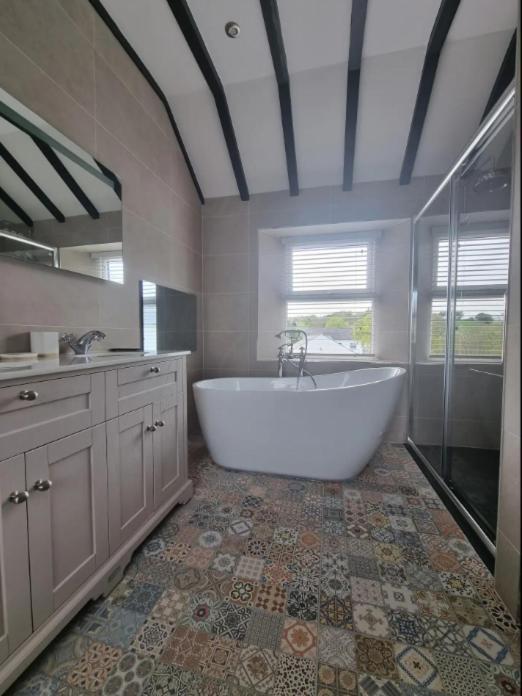 Luxurious With Hot Tub, District *